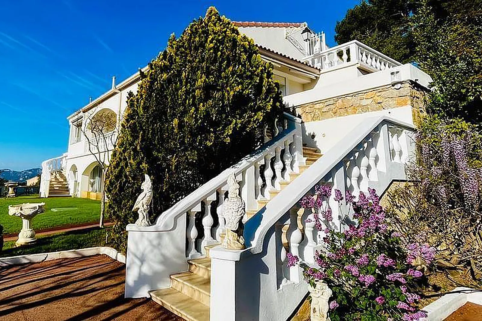 Lieux événementiels, LES SOURCES DE PASITHÉA