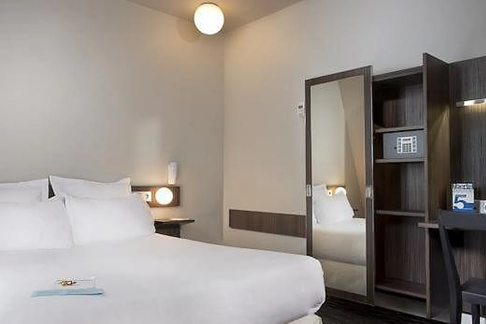 Lieux événementiels, LIBERTEL GARE DE L'EST FRANÇAIS ***