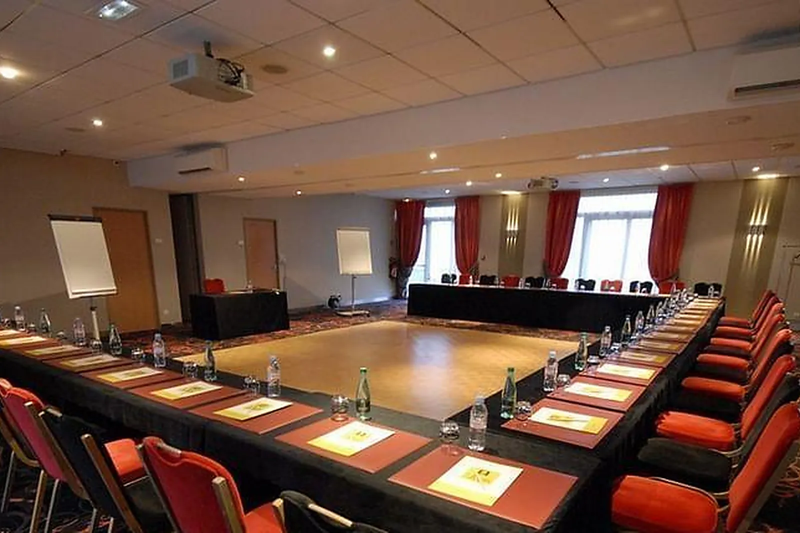 Lieux événementiels, LOGIS L'ORÉE DE CHARTRES***