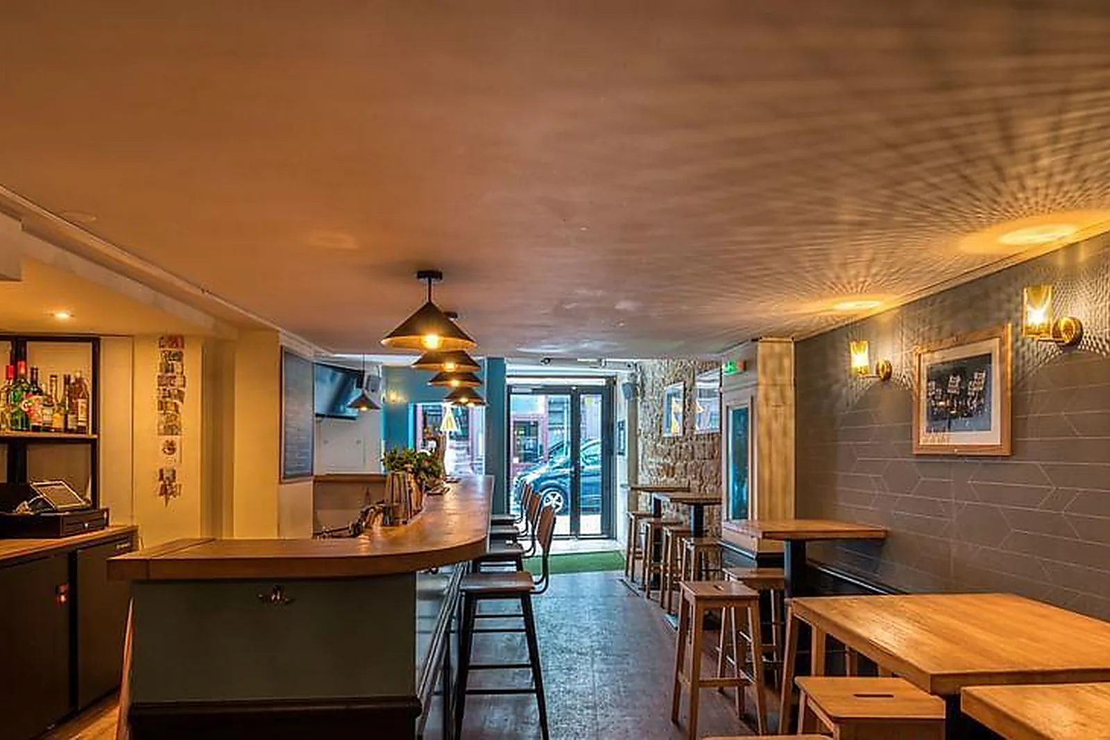 Lieux événementiels, NI UNE NI DEUX