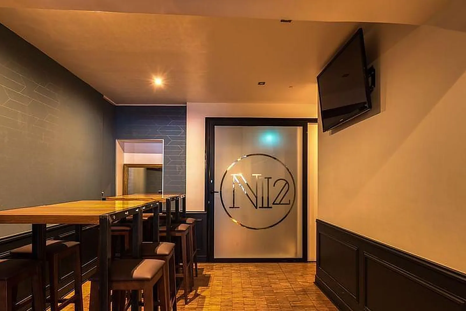 Lieux événementiels, NI UNE NI DEUX