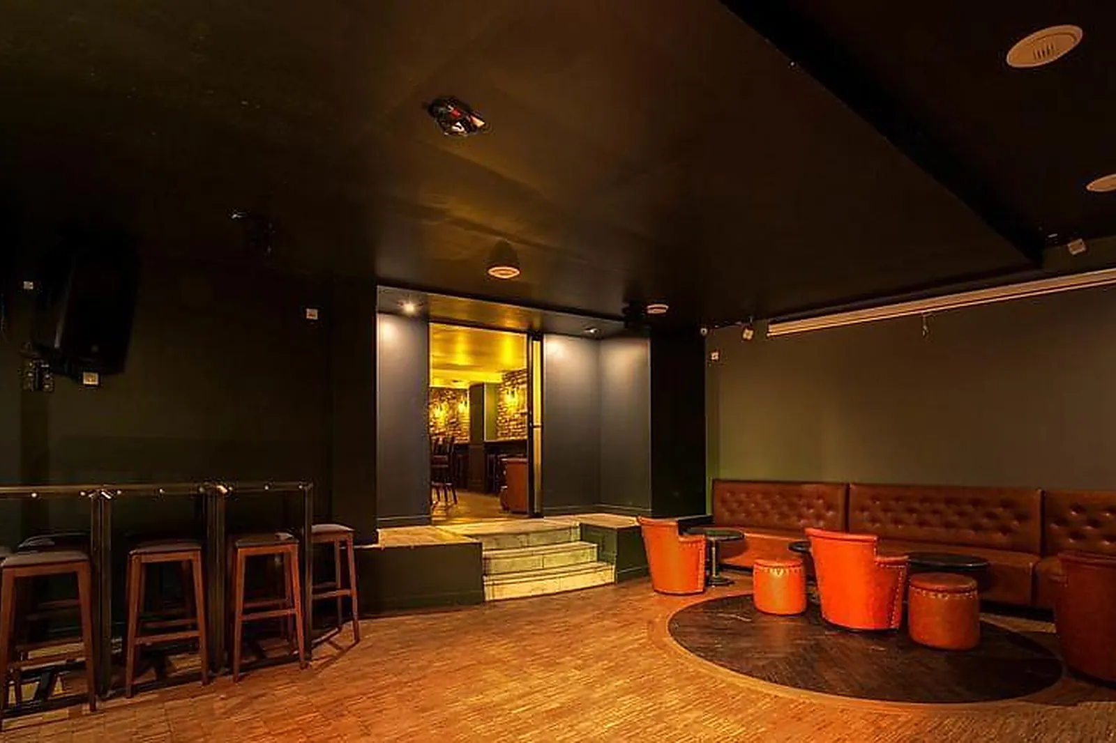 Lieux événementiels, NI UNE NI DEUX