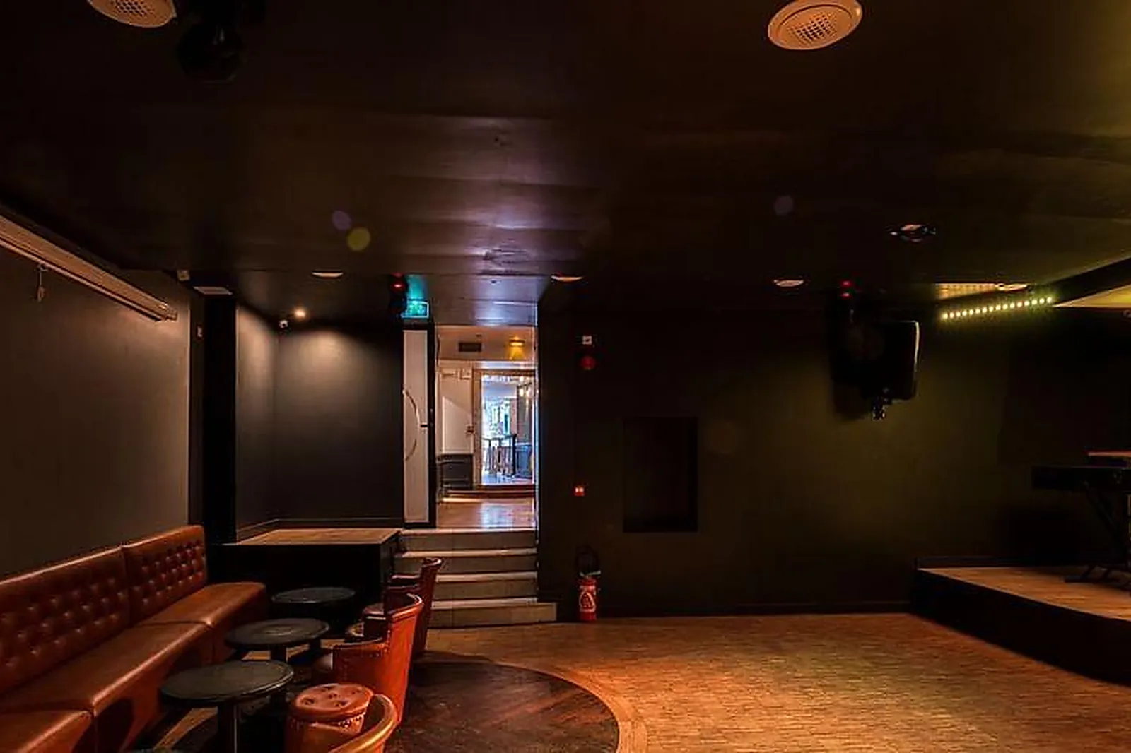 Lieux événementiels, NI UNE NI DEUX