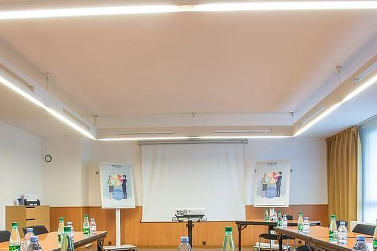 Lieux événementiels, NOVOTEL PONT DE L'ARC FENOUILLERES ****