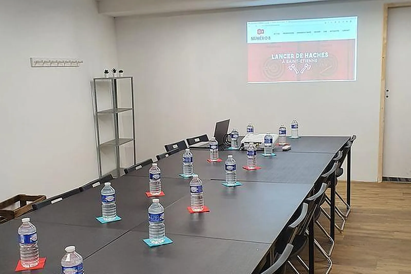 Lieux événementiels, NUMÉRO 8 - LANCER DE HACHE