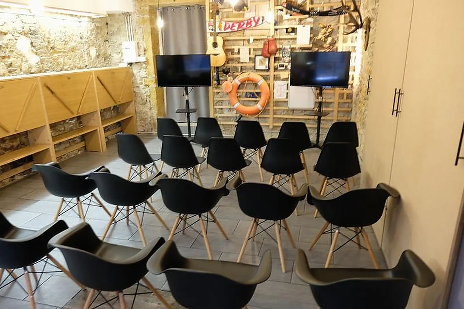 Lieux événementiels, POLYGONES SALLE DE RÉUNION