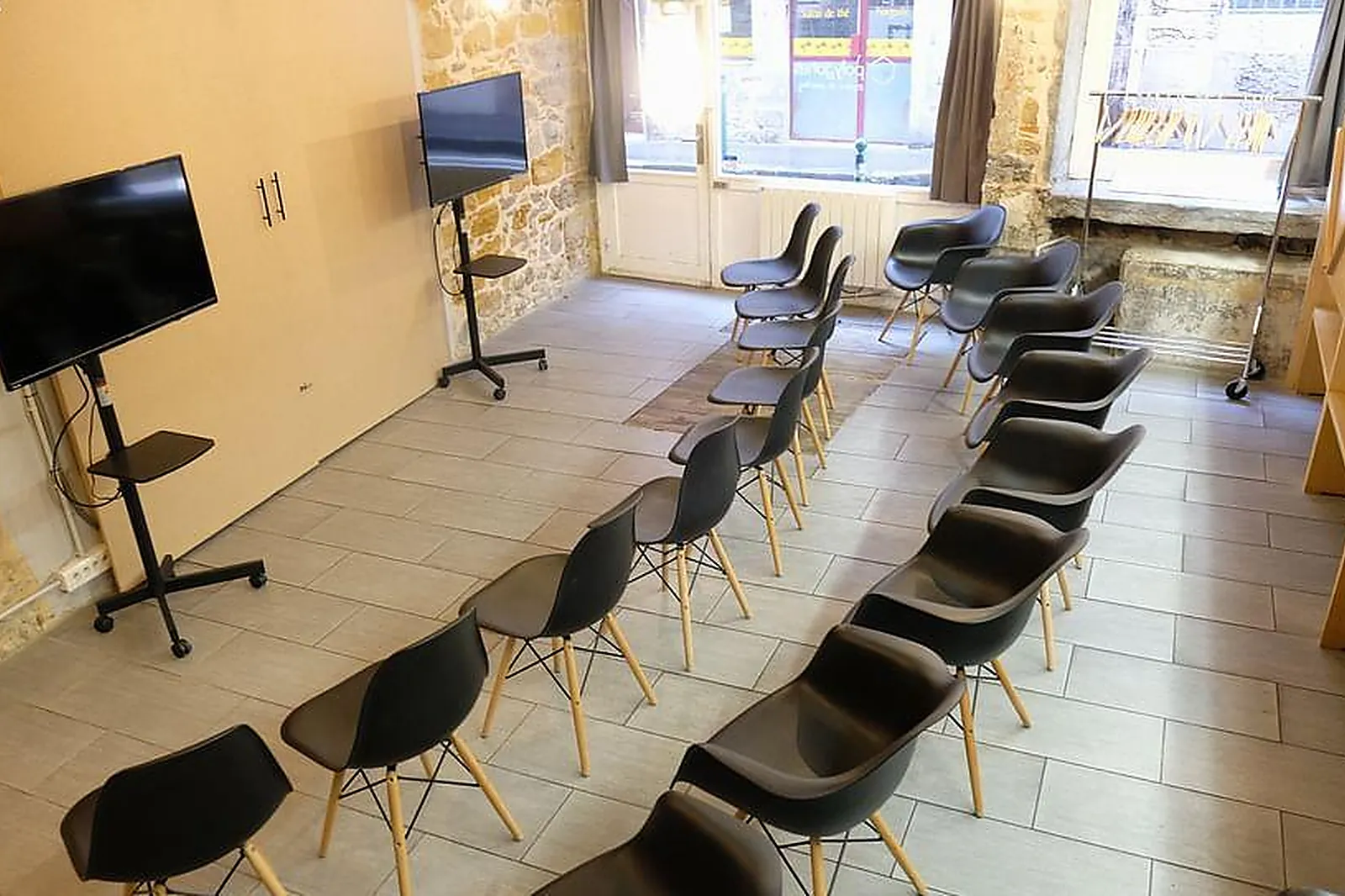 Lieux événementiels, POLYGONES SALLE DE RÉUNION