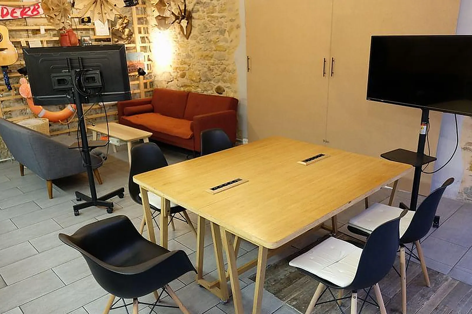 Lieux événementiels, POLYGONES SALLE DE RÉUNION