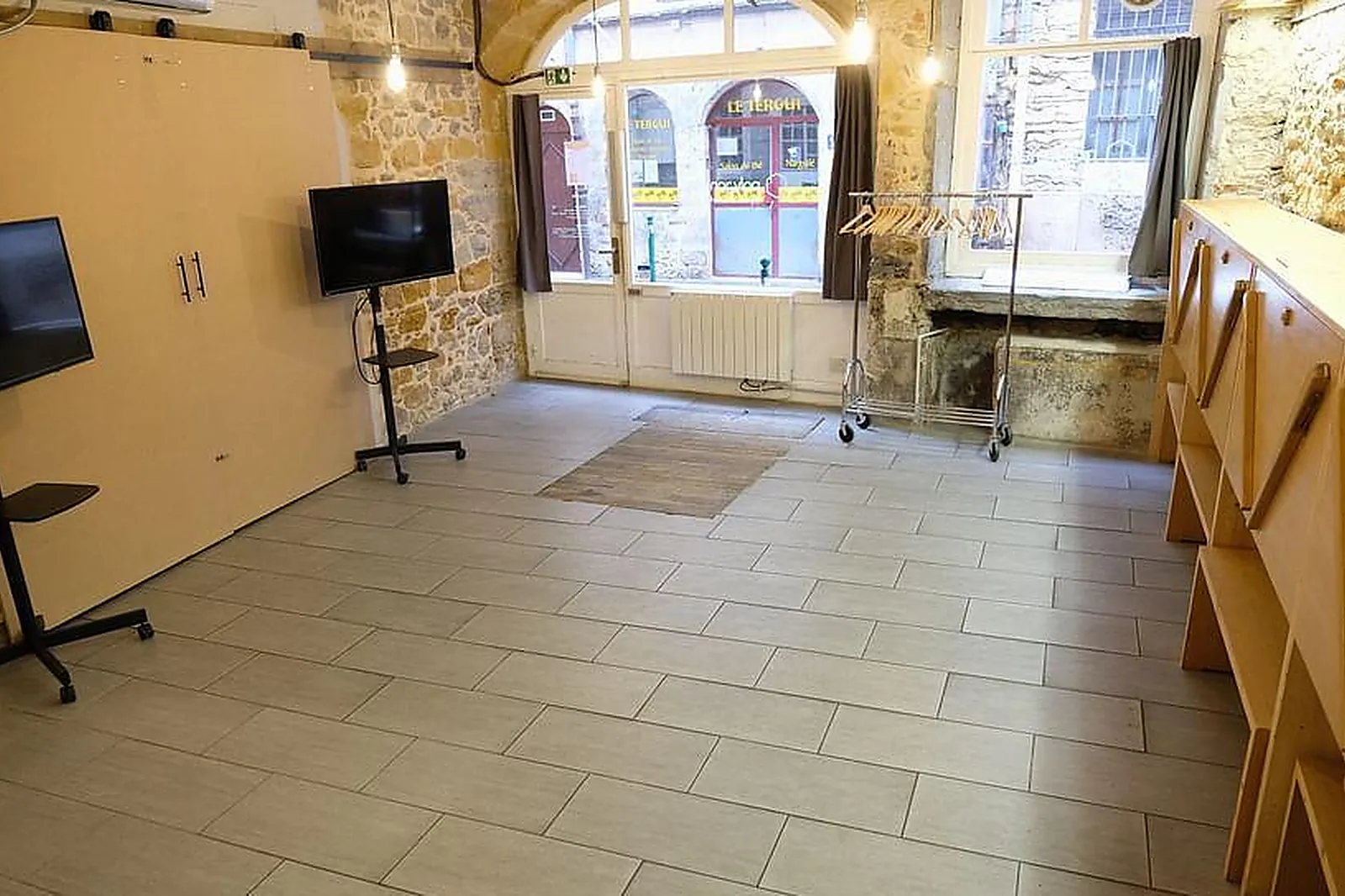 Lieux événementiels, POLYGONES SALLE DE RÉUNION