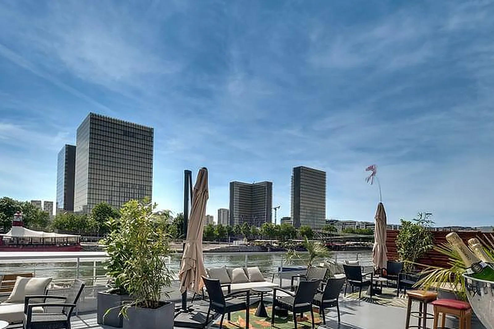 Lieux événementiels, PONTON EMILE