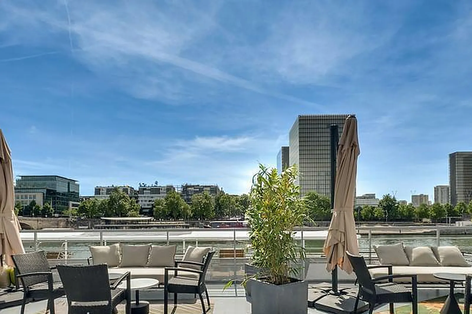 Lieux événementiels, PONTON EMILE