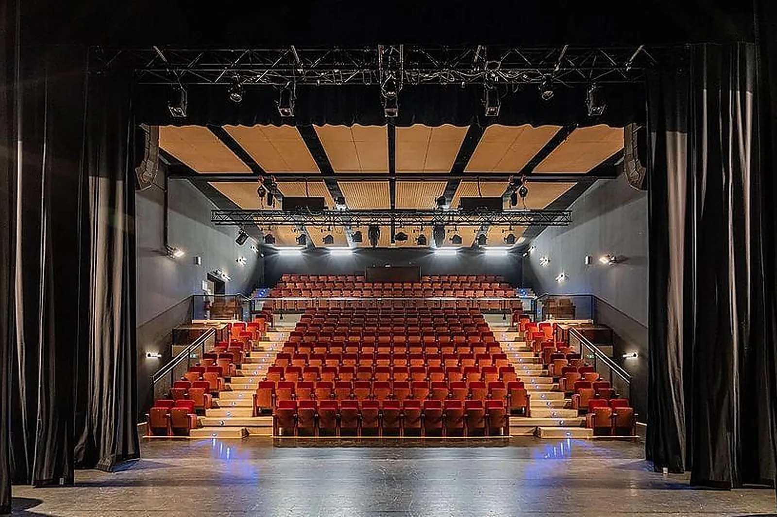 Lieux événementiels, PÔLE CULTUREL JEAN FERRAT