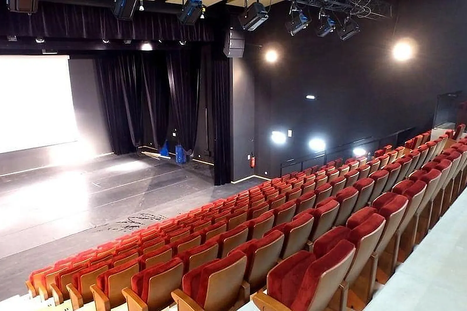 Lieux événementiels, PÔLE CULTUREL JEAN FERRAT