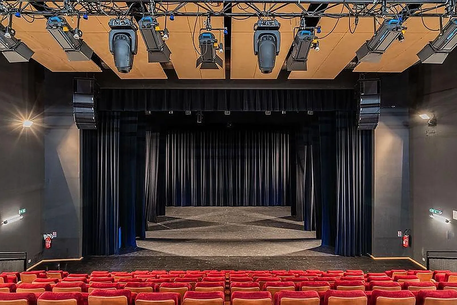 Lieux événementiels, PÔLE CULTUREL JEAN FERRAT