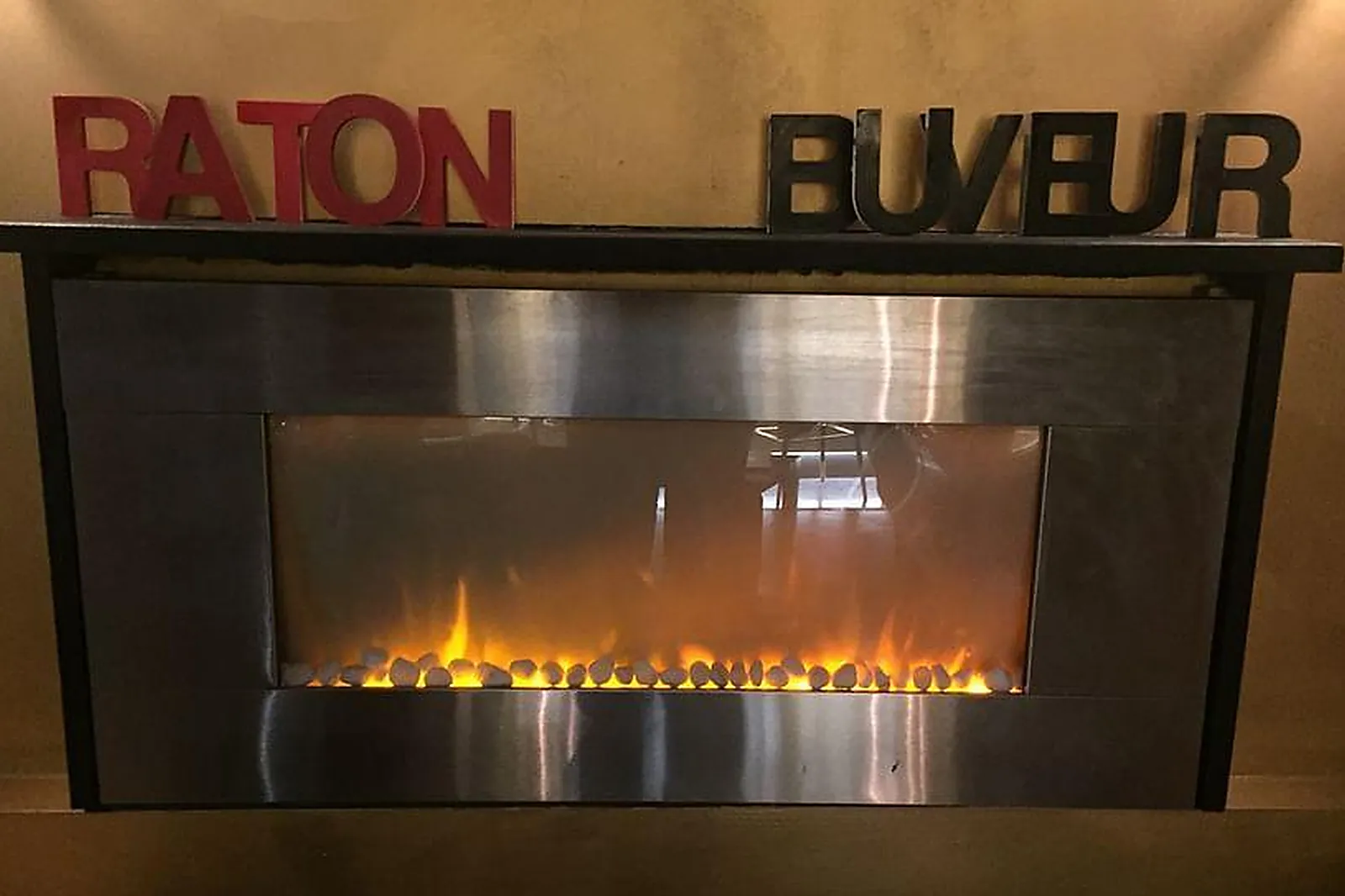 Lieux événementiels, RATON BUVEUR