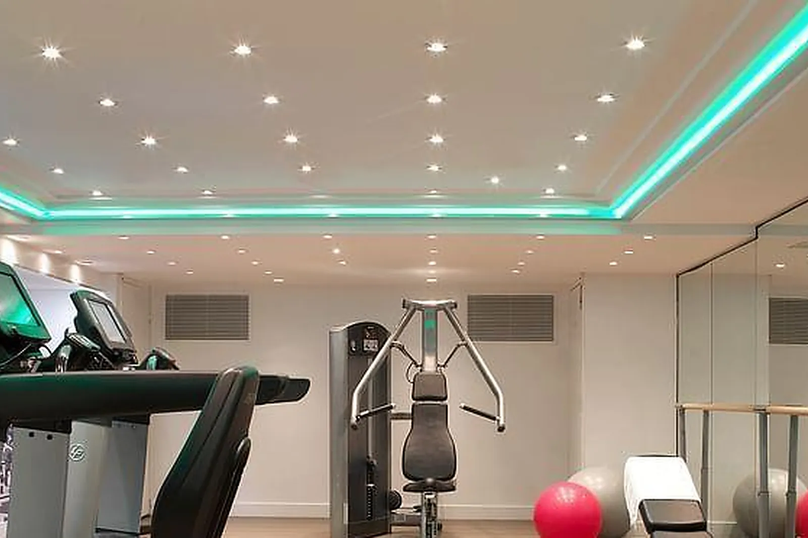 Lieux événementiels, RENAISSANCE PARIS NOBEL TOUR EIFFEL ****