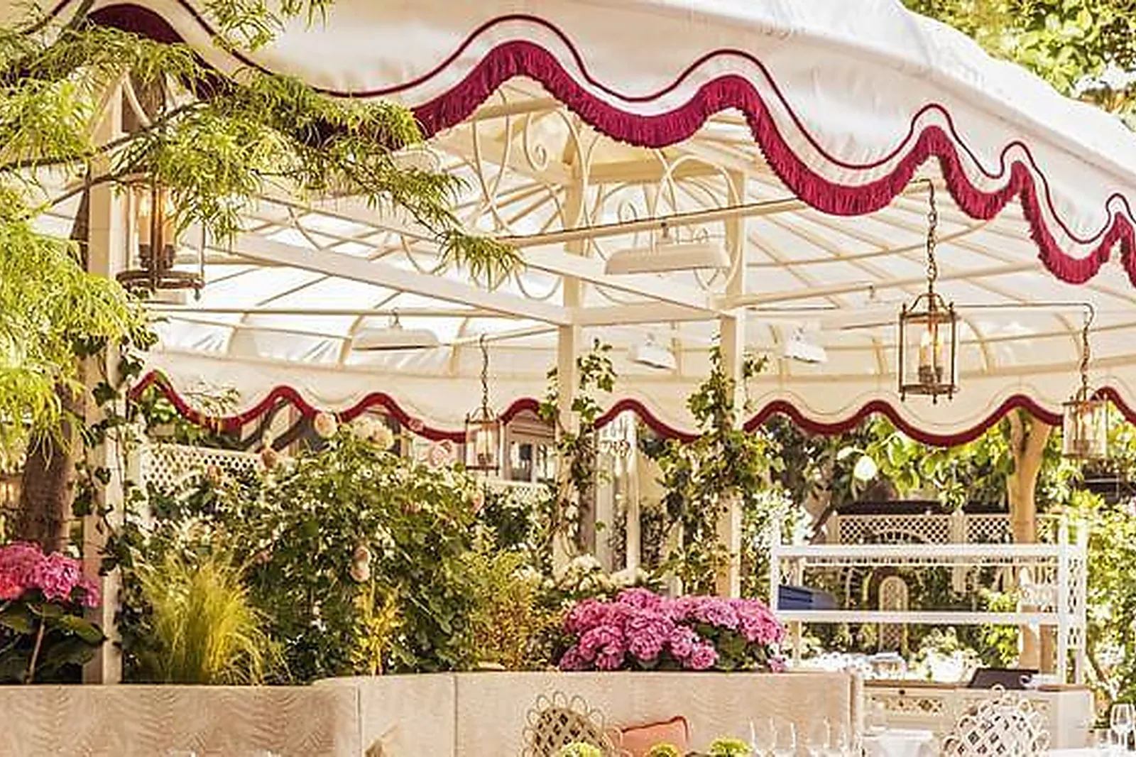 Lieux événementiels, RENAISSANCE PARIS NOBEL TOUR EIFFEL ****