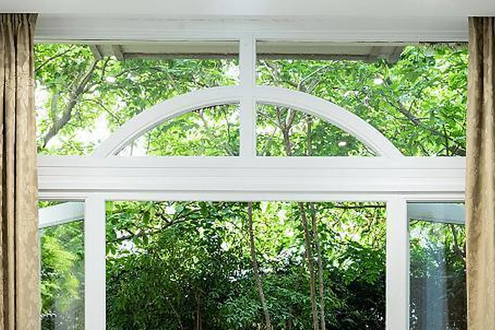 Lieux événementiels, RENAISSANCE PARIS NOBEL TOUR EIFFEL ****