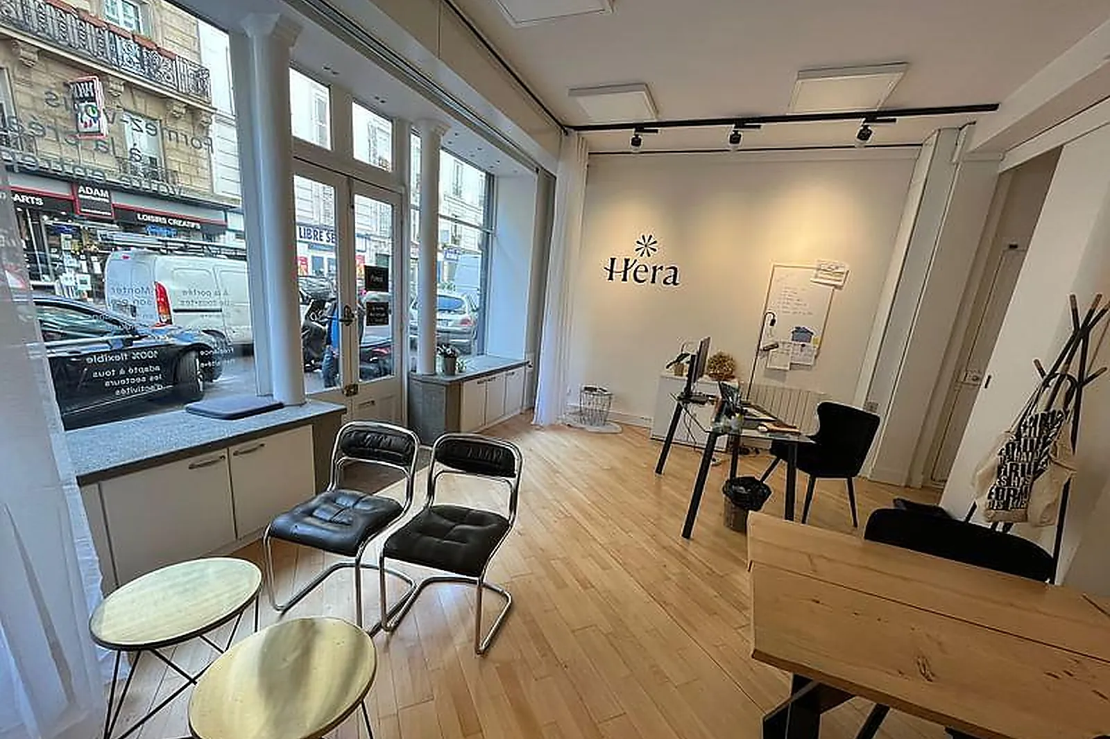 Lieux événementiels, SALLE DE RÉUNION & FORMATION DANS BOUTIQUE À MONTMARTRE