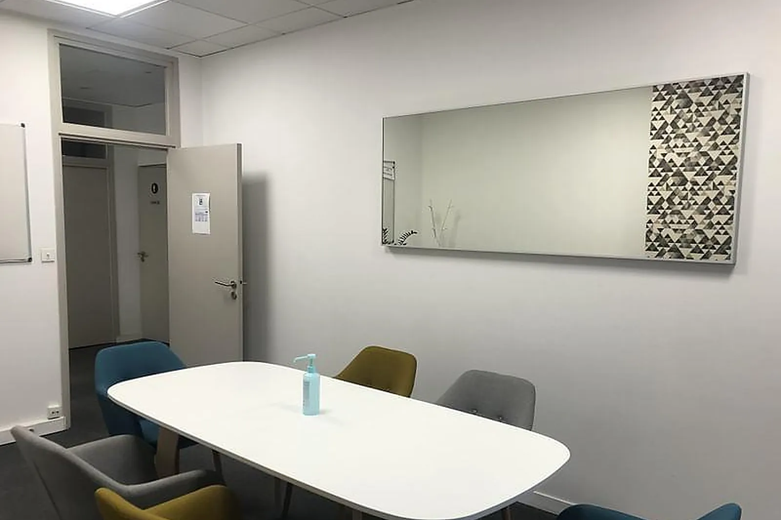 Lieux événementiels, SALLE DE RÉUNION POUR 6 PERS LYON 2