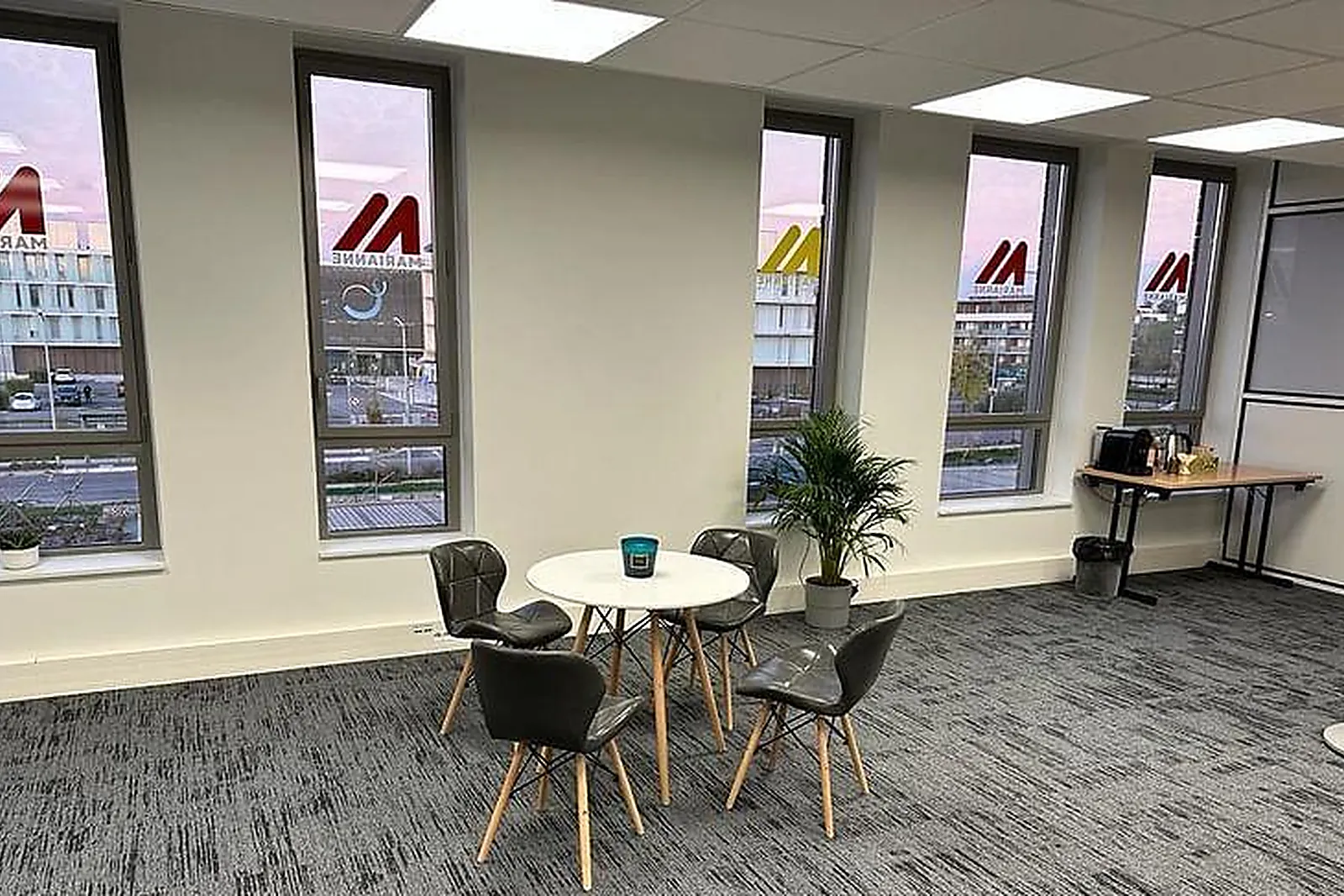 Lieux événementiels, SALLE DE RÉUNION À BEZANNES