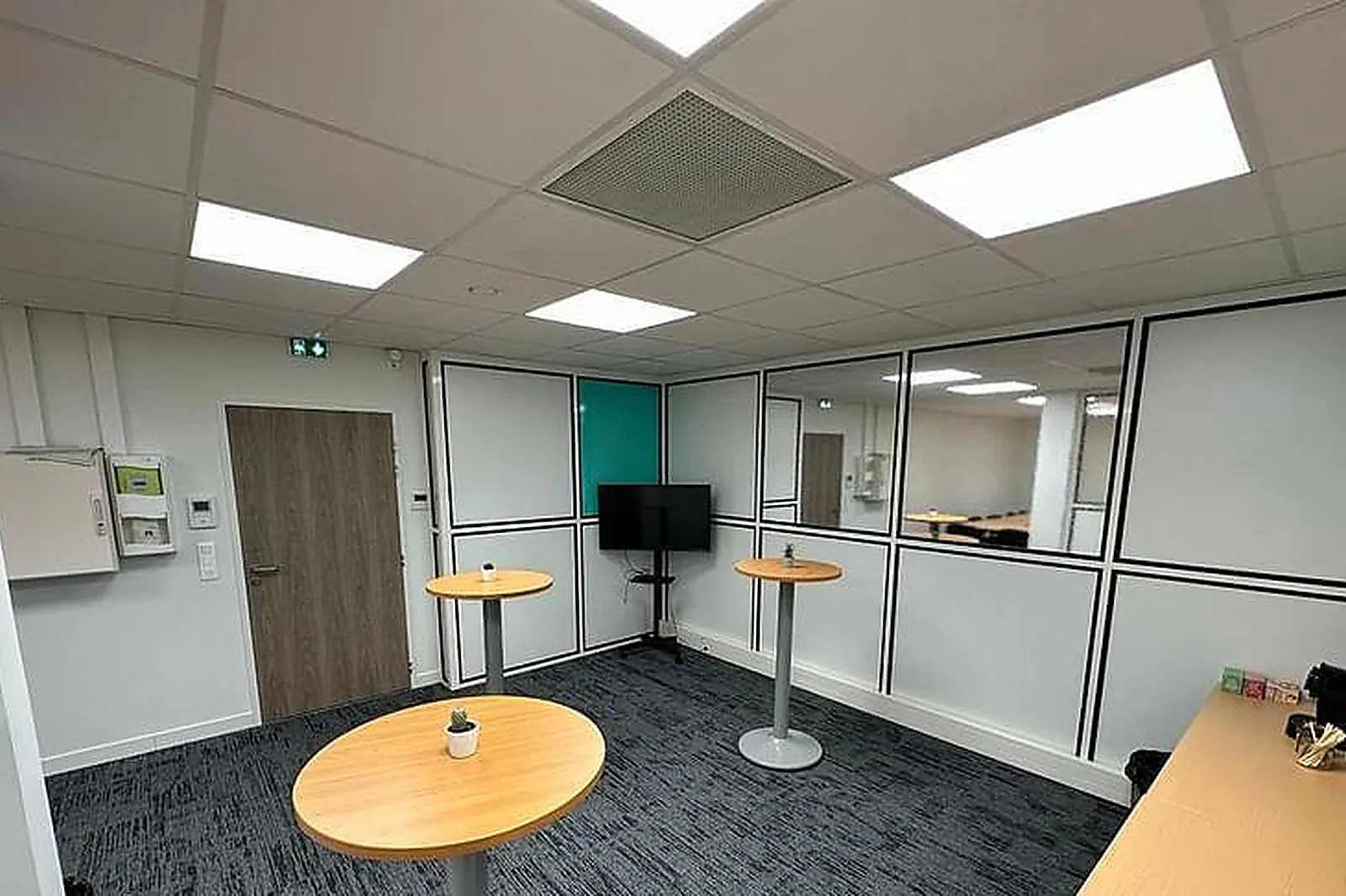 Lieux événementiels, SALLE DE RÉUNION À BEZANNES