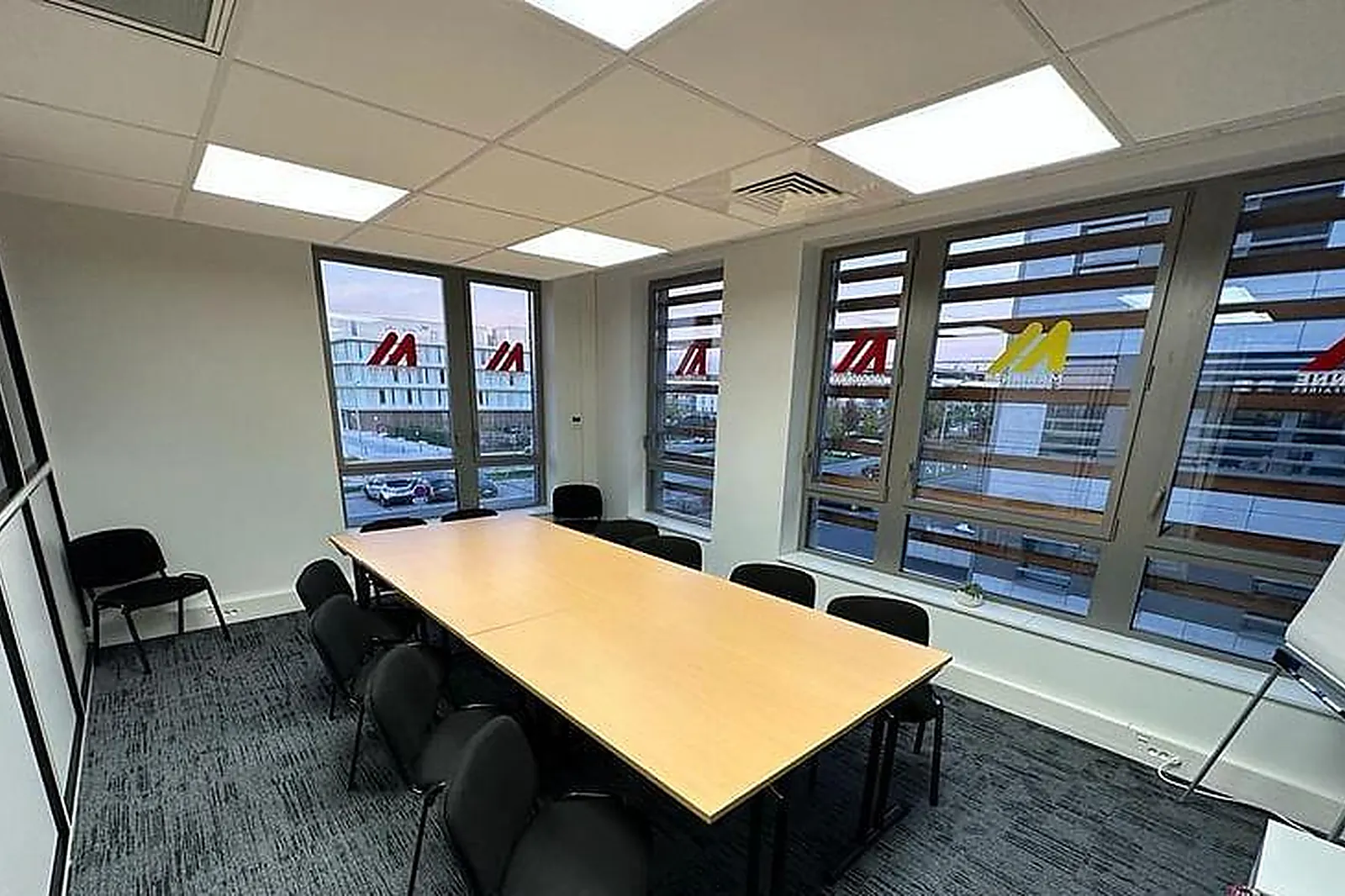 Lieux événementiels, SALLE DE RÉUNION À BEZANNES