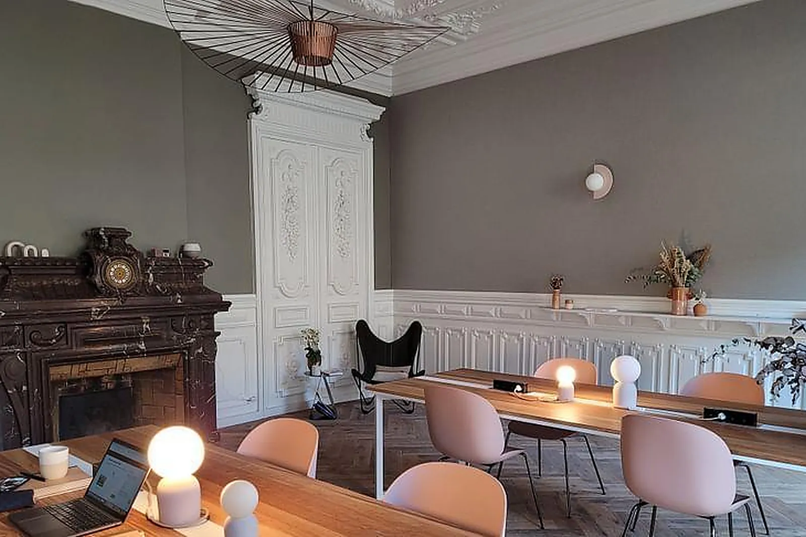 Lieux événementiels, SOURCE