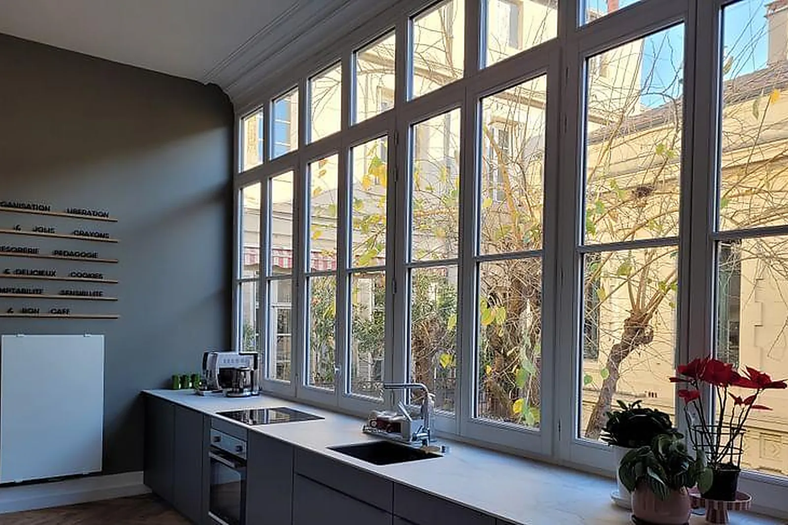 Lieux événementiels, SOURCE