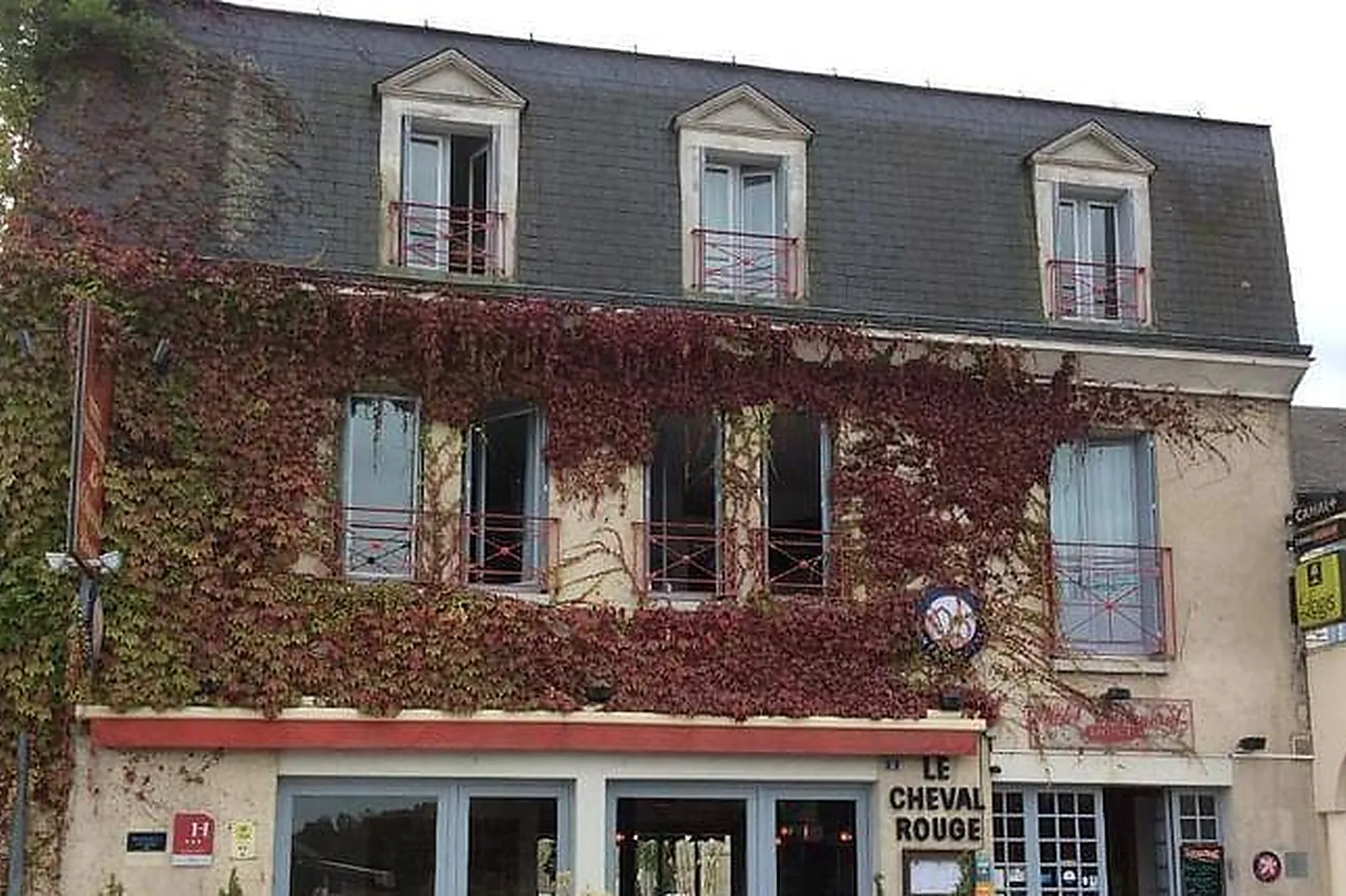 Lieux événementiels, THE ORIGINALS CITY LE CHEVAL ROUGE***