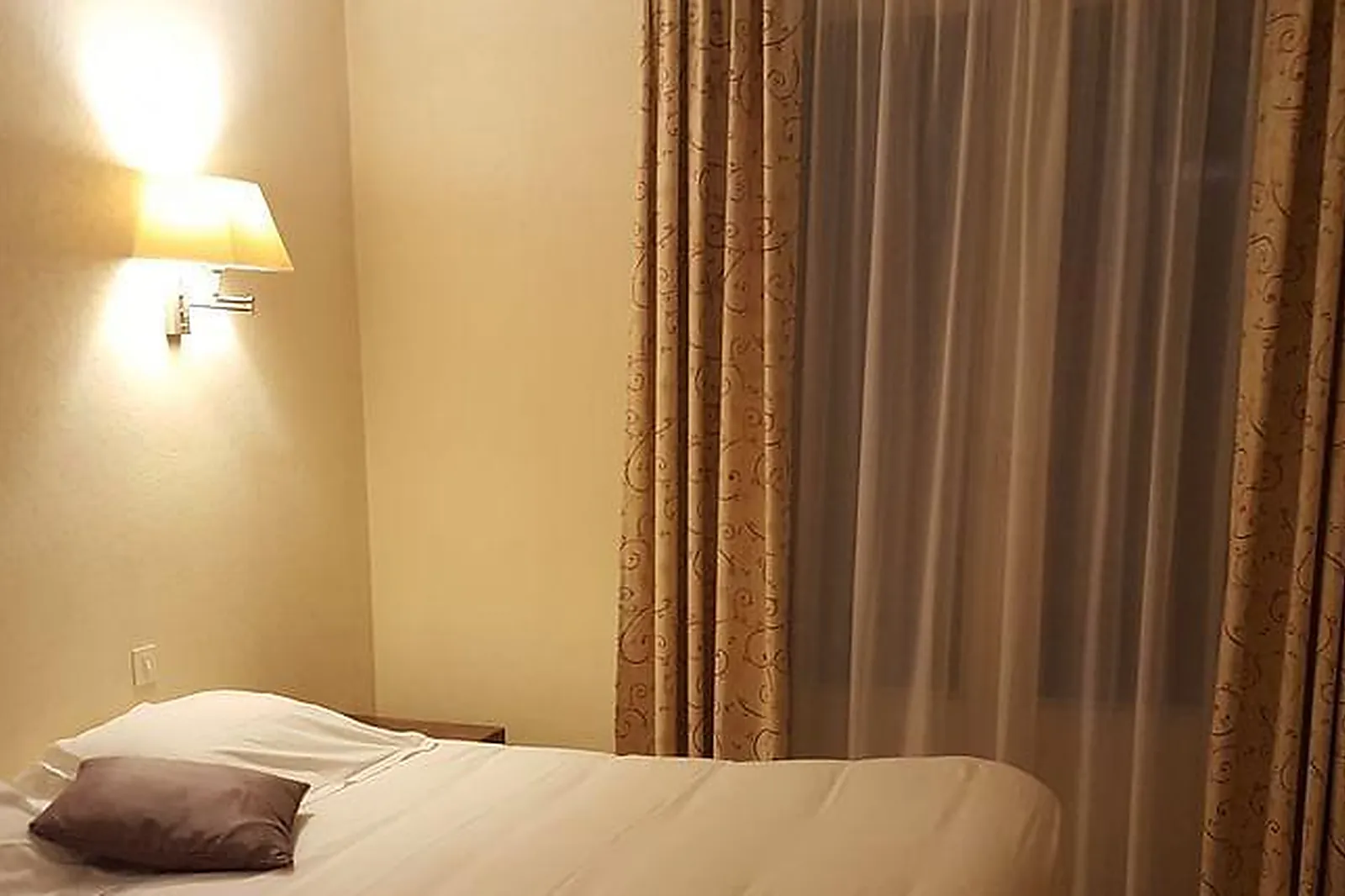 Lieux événementiels, THE ORIGINALS CITY LE CHEVAL ROUGE***