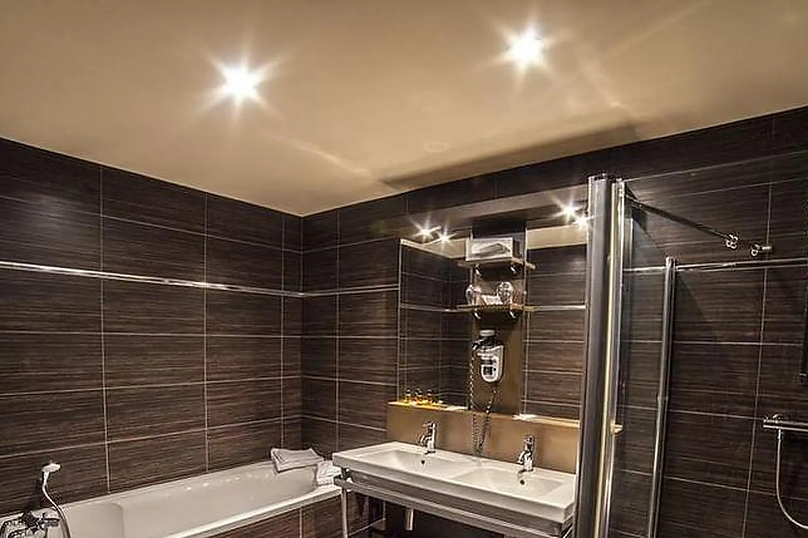 Lieux événementiels, THE ORIGINALS LENS OUEST LA MAISON ROUGE***