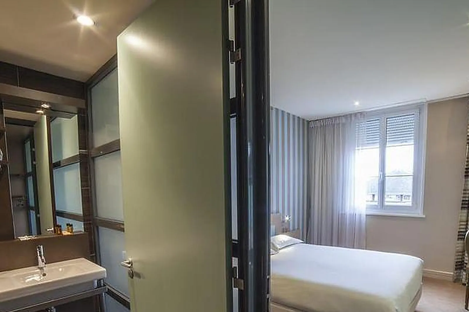 Lieux événementiels, THE ORIGINALS LENS OUEST LA MAISON ROUGE***