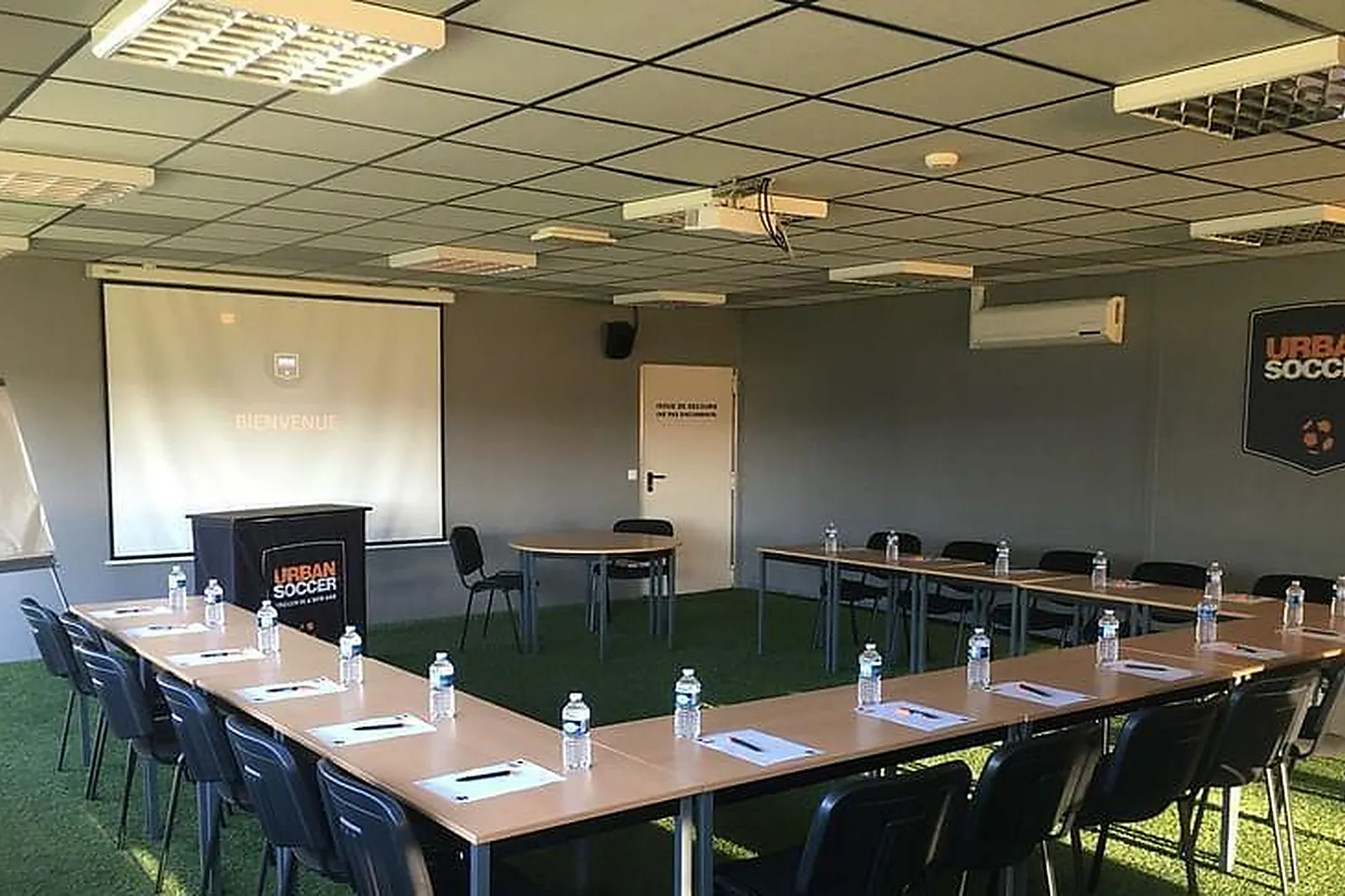 Lieux événementiels, KYRIAD DIRECT ROANNE ***