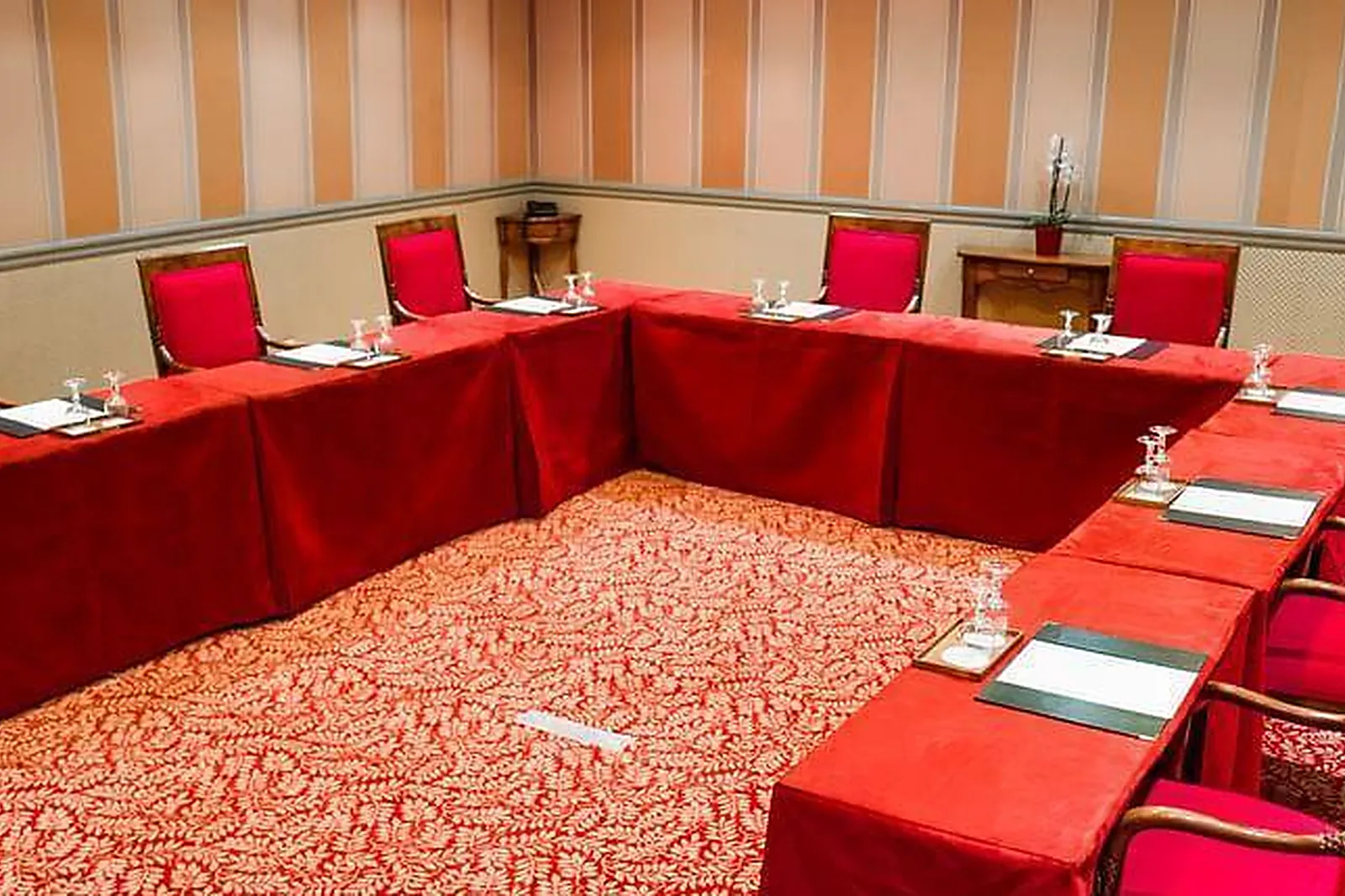 Lieux événementiels, SALLE DE RÉUNION & FORMATION DANS BOUTIQUE À MONTMARTRE