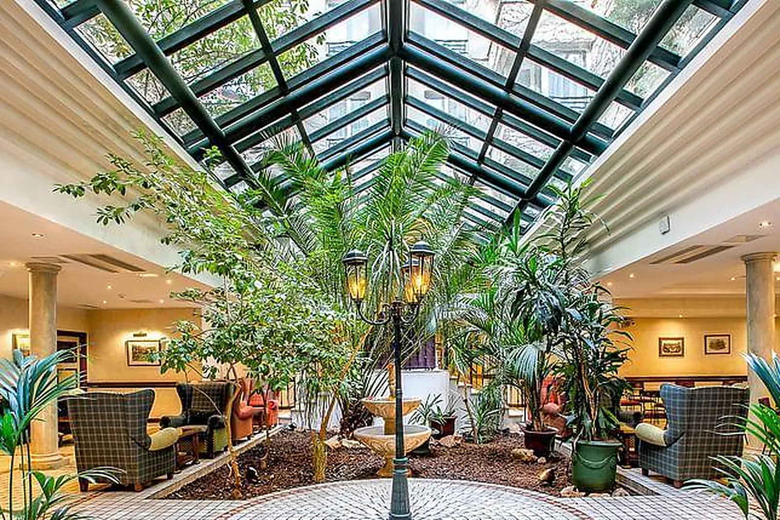 Lieux événementiels, SALLE DE RÉUNION & FORMATION DANS BOUTIQUE À MONTMARTRE