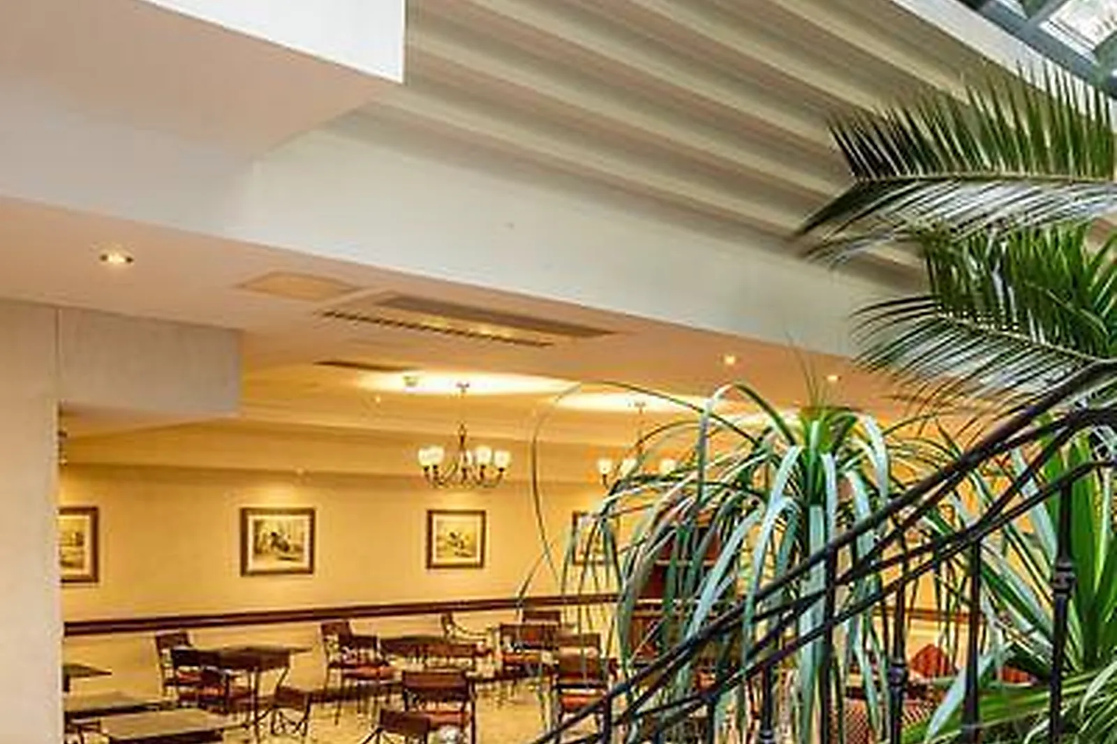 Lieux événementiels, SALLE DE RÉUNION & FORMATION DANS BOUTIQUE À MONTMARTRE