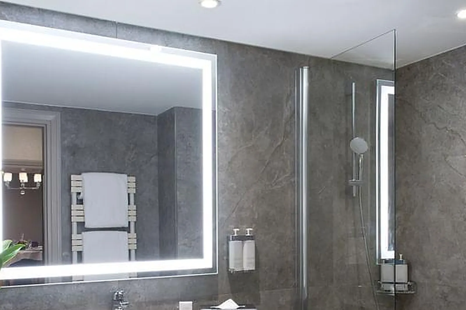 Lieux événementiels, WARWICK REINE ASTRID ****